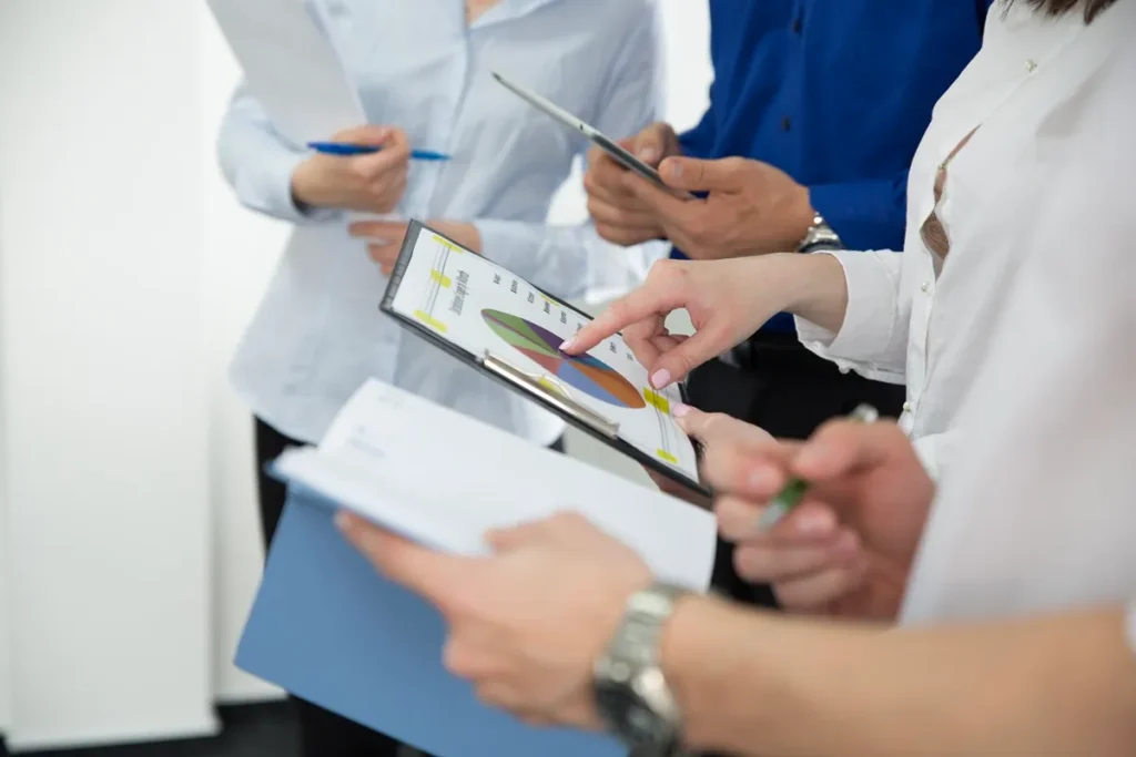 Equipe de negócios analisando gráficos e dados em uma reunião estratégica.