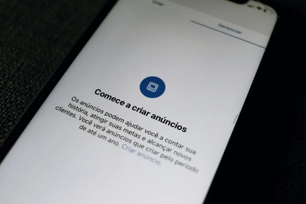 Tela de smartphone exibindo interface para criação de anúncios no Instagram.
