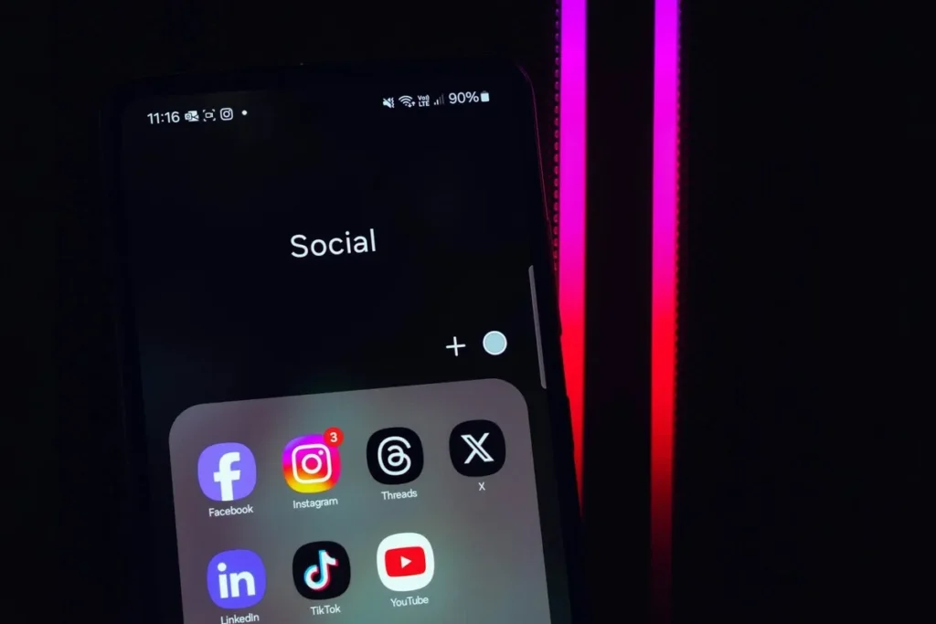 Tela de celular exibindo pastas de redes sociais como Facebook, Instagram, TikTok e YouTube
