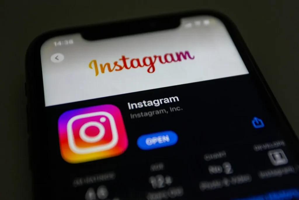 Tela de smartphone exibindo o aplicativo Instagram na App Store