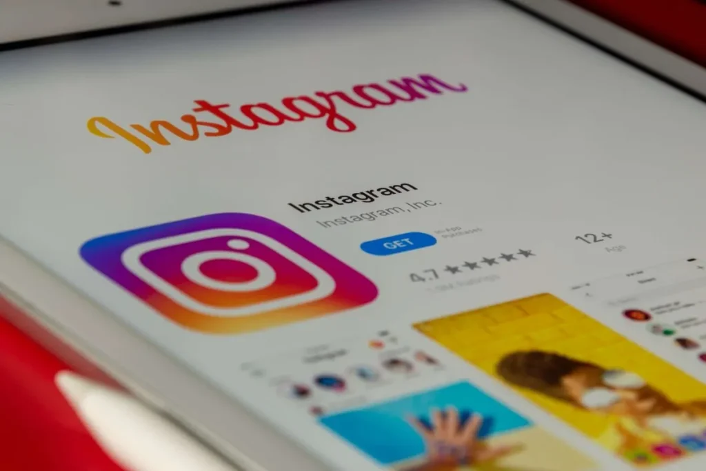A página do aplicativo Instagram na loja de aplicativos de um tablet, com o logo e o nome da marca, ilustrando o tom de voz e a identidade visual.