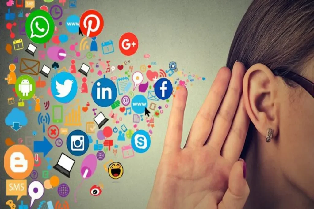 Ilustração de social listening, mostrando uma mulher com a mão na orelha, ouvindo uma enxurrada de ícones de redes sociais, como WhatsApp, Facebook e LinkedIn, que voam em sua direção.