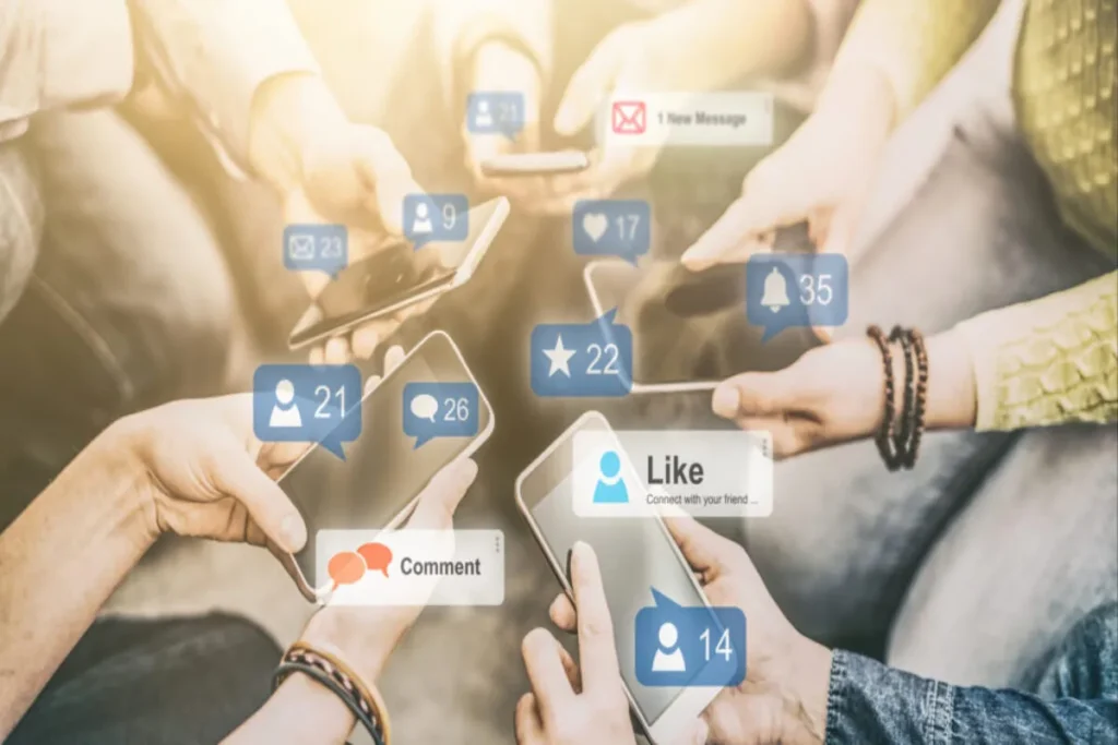 Grupo de amigos segurando smartphones, com ícones de notificação como comentários, curtidas e mensagens, representando a interação e o social selling.
