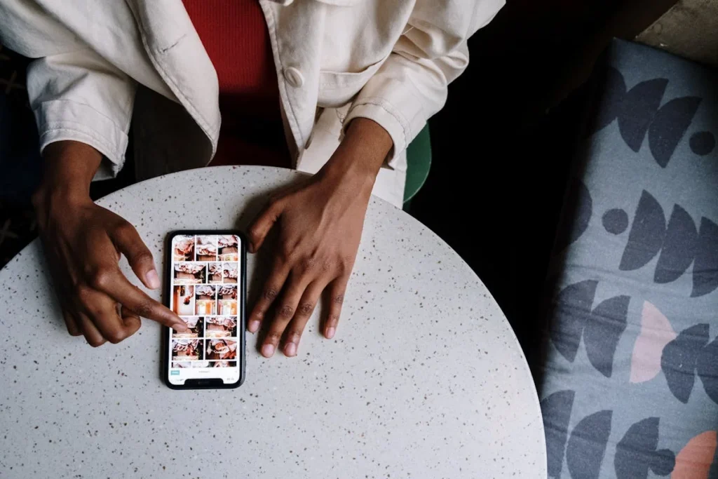Pessoa analisando o feed do Instagram no celular, representando estratégias de posicionamento de marca nas redes sociais